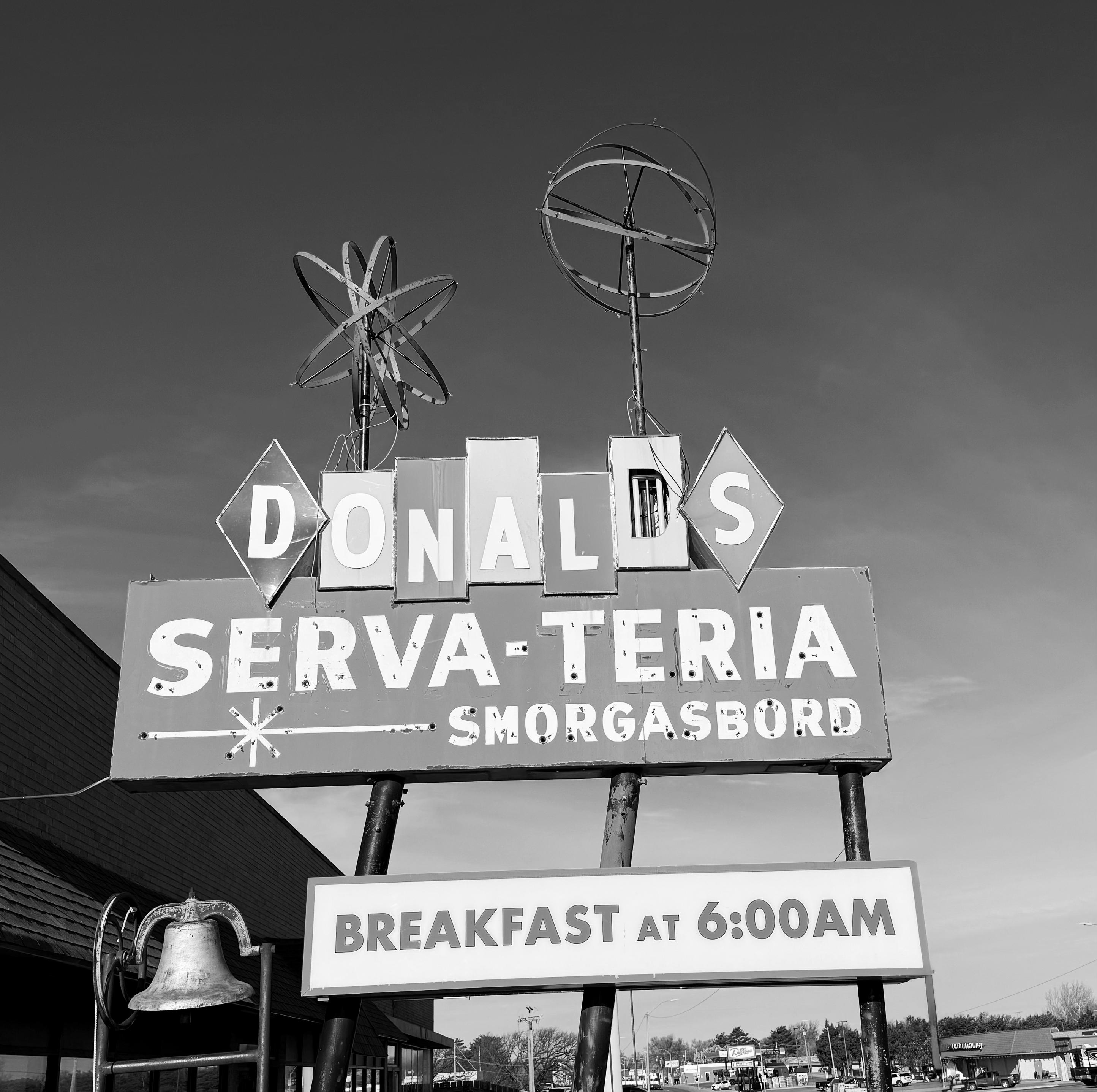 Donalds’s Serva-Teria in black & white. Pratt, KS.